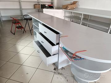 Banco di vendita in legno con cassetti e ripiani