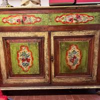 Mobile di legno dipinto a mano