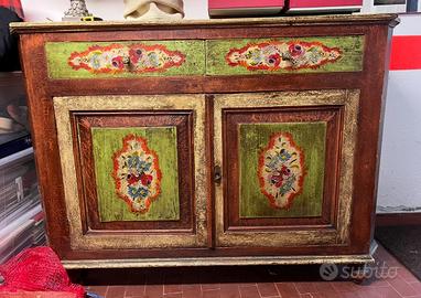 Mobile di legno dipinto a mano