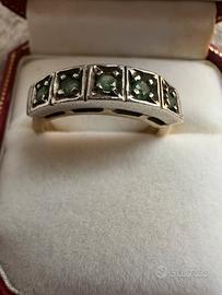 Anello veretta in oro 14k e smeraldi