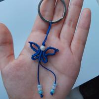 Portachiavi farfalla blu macramé
