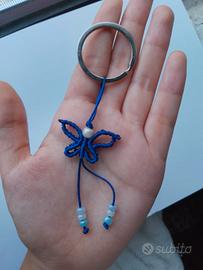 Portachiavi farfalla blu macramé