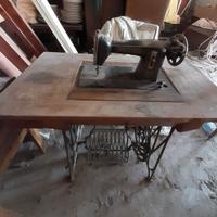 Macchina da cucire antica