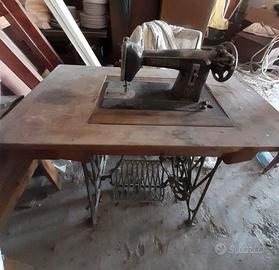 Macchina da cucire antica