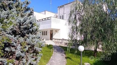 Villa bifamiliare in ambiente signorile
