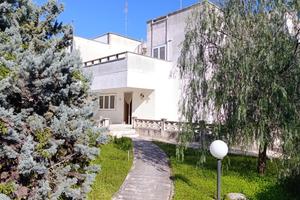 Villa bifamiliare in ambiente signorile