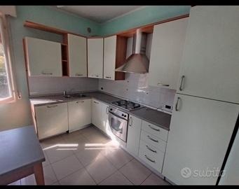 Cucina completa di tavolo con sedie ed elettrodome