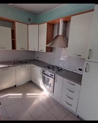 Cucina completa di tavolo con sedie ed elettrodome