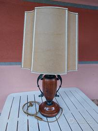 Lampada classica in legno.