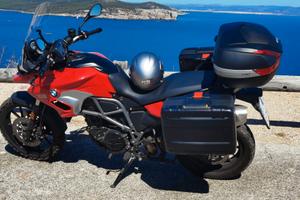 BMW F 700 GS con valigie laterali BMW