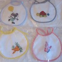 Bavaglini ricamati a mano