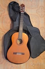 chitarra classica con accessori 