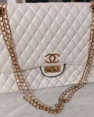 Borsa Chanel trapuntata bianca catena oro