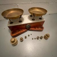 bilancia a due piatti in ottone fine 800