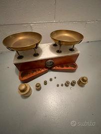 bilancia a due piatti in ottone fine 800