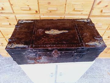 baule antico, forziere, di fine '800, con fregi