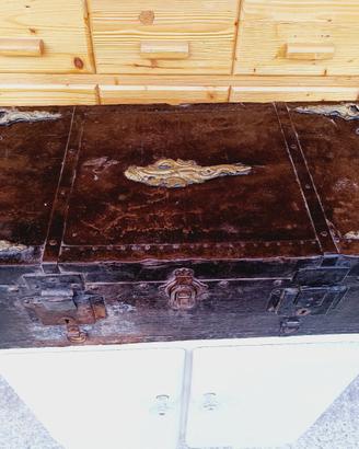 baule antico, forziere, di fine '800, con fregi