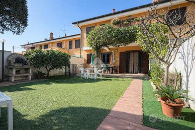 VILLA A SCHIERA A ANZIO