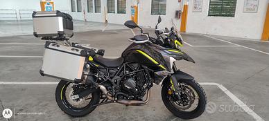 Moto Benelli 702 X