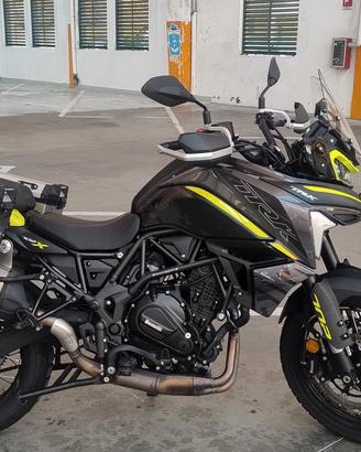 Moto Benelli 702 X