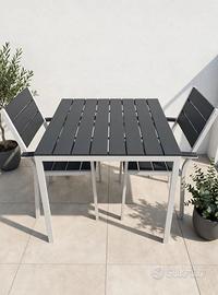 Tavolo con sedie da giardino