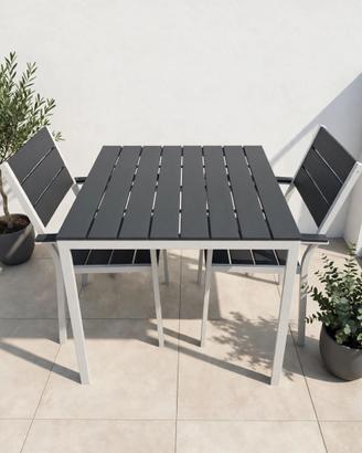 Tavolo con sedie da giardino