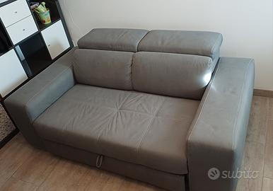 Divano con poggiapiedi estraibile