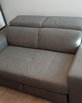 Divano con poggiapiedi estraibile