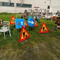 Cartelli o segnali stradali in metallo