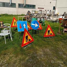 Cartelli o segnali stradali in metallo