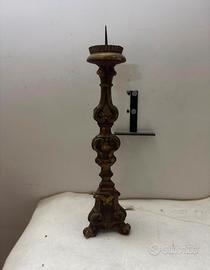 Antico candeliere d'altare in legno