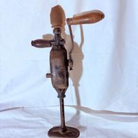 Vecchio trapano a mano