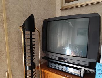 televisore 28 pollici e porta video cassette 