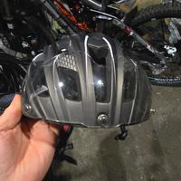 Casco da bici con visiera e luci