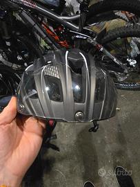 Casco da bici con visiera e luci