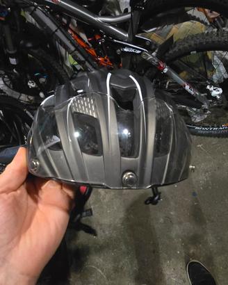 Casco da bici con visiera e luci