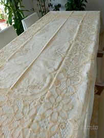 tovaglie ricamate e in pizzo corredo della nonna