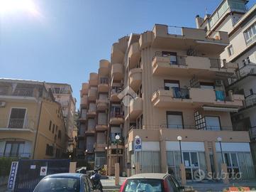 2 LOCALI A GIARDINI NAXOS