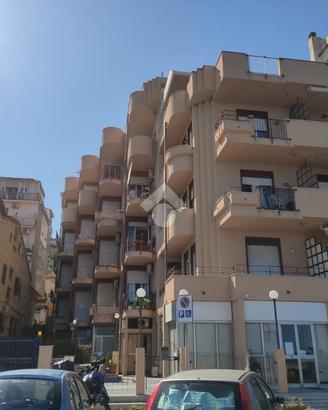 2 LOCALI A GIARDINI NAXOS