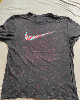 T - shirt Nike nera splatter bordeaux - Taglia L