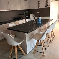 Isola da cucina con 7 sedie