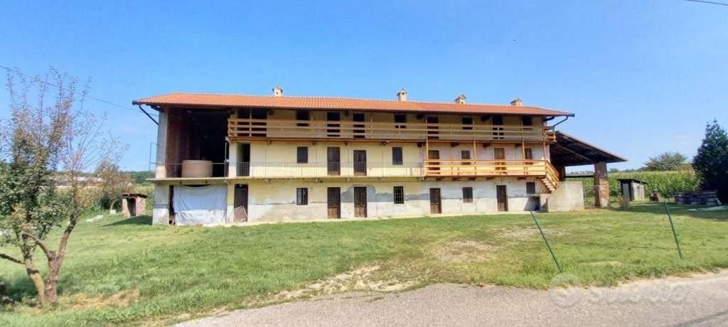 Rustico / Casale di 381 m² con più di 5 locali a O - Altro