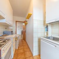 Cucina bianca completa di cucina a gas, tavolo