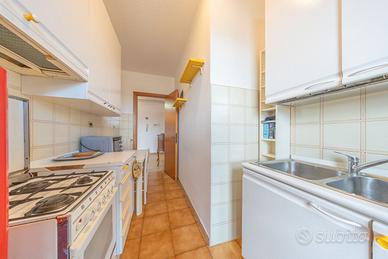 Cucina bianca completa di cucina a gas, tavolo