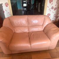 divano e poltrona di pelle