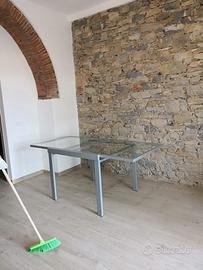 tavolo in metallo e vetro