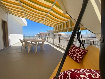 Attico vista mare, con 100 m2 di terrazzo