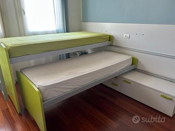 Cameretta con letti scorrevoli e cassettoni