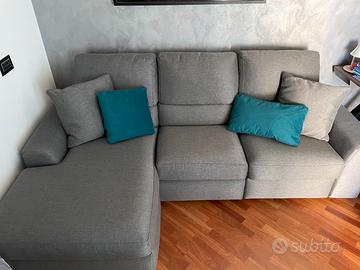 Divano 4 posti con seduta lunga e relax elettrico