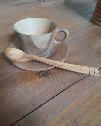 Oggetti artigianali in legno lavorati a tornio